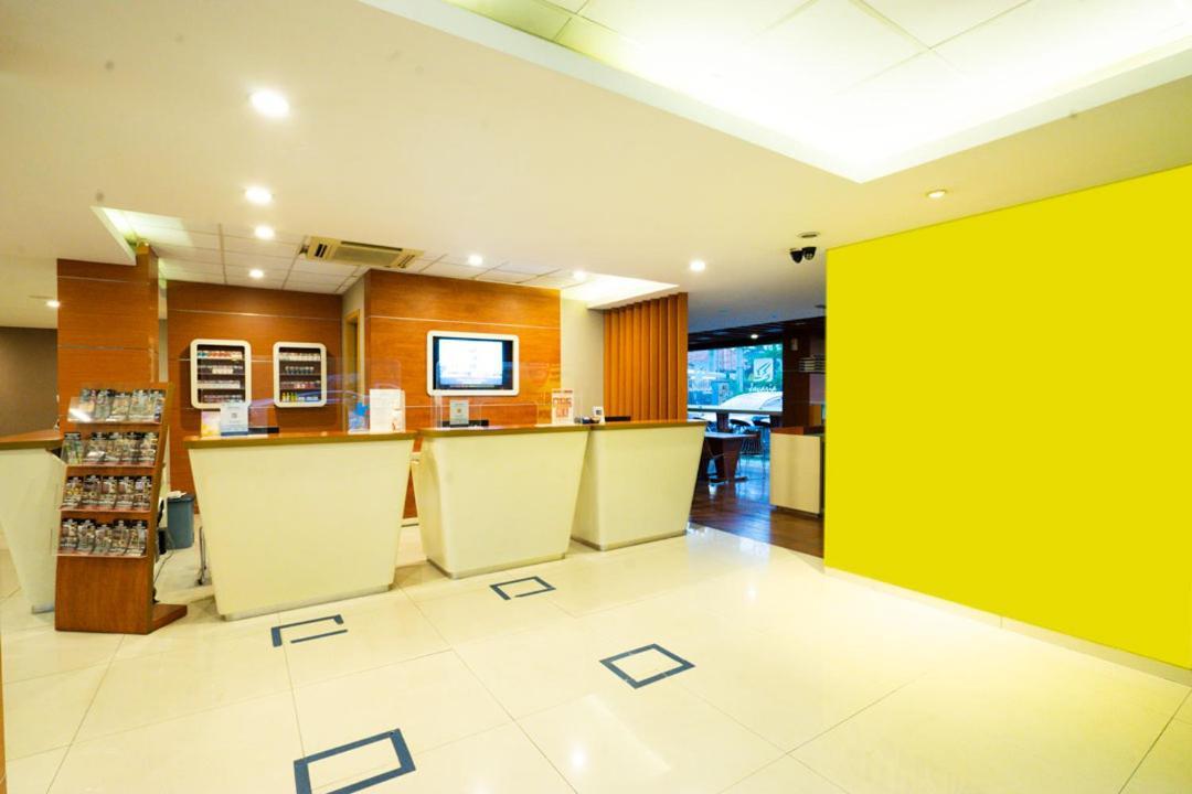 Life Stasiun Kota 3*