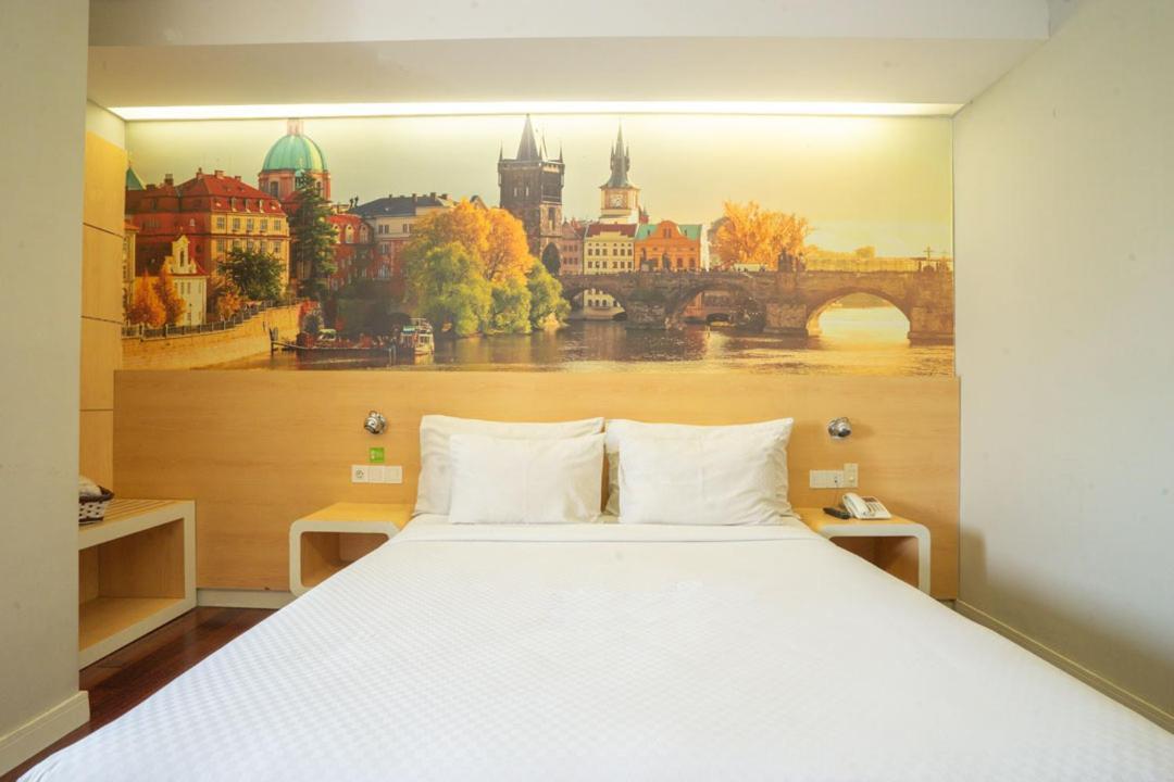 Hotel Life Stasiun Kota Surabaya